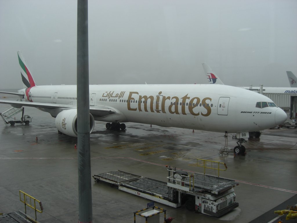 Emirates, B777-31H ER, A6-EBX auf dem Flughafen Zrich. Aufgenommen am 31.01.10. Mehr auf flugzeuge.startbilder.de
