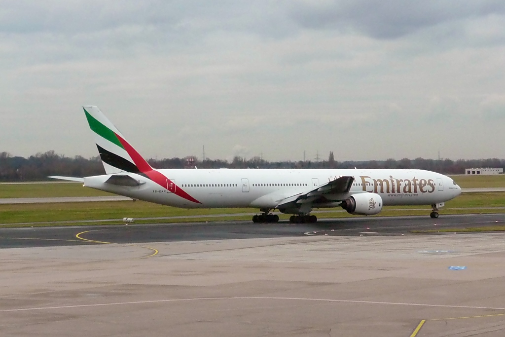 Emirates Boeing 777-31H, A6-EMN, in DUS, 10.1.12