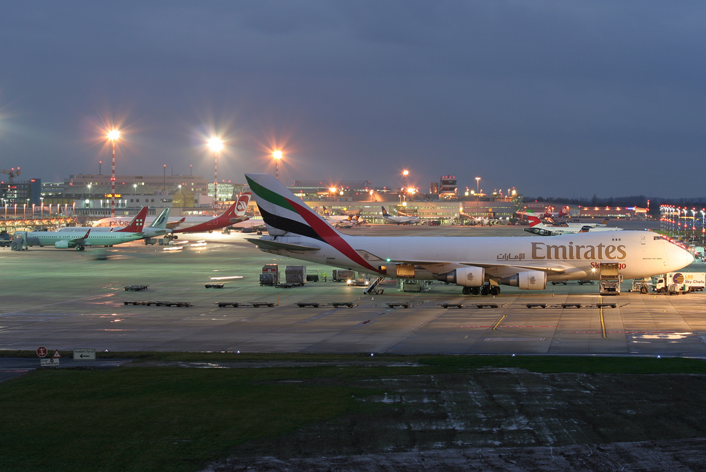 Emirates Sky Cargo B747-400ERF N408MC steht auf der V02 in DUS / EDDL / Dsseldorf am 21.12.2008