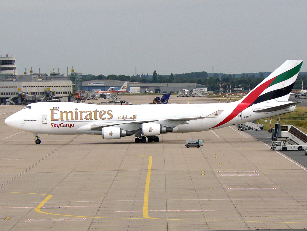 Emirates Sky Cargo B747-400F N415MC auf dem Taxiway zur Cargoplatte in DUS / EDDL / Düsseldorf am 08.07.2007