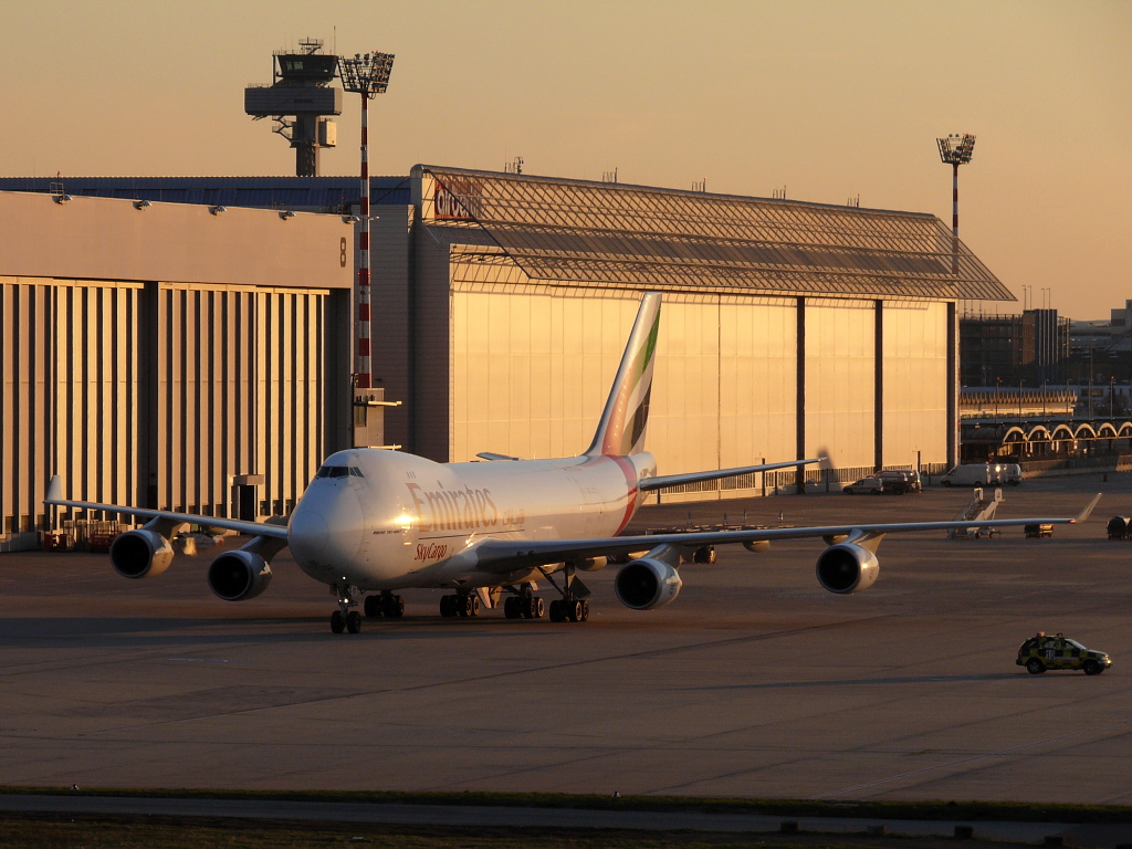 Emirates SkyCargo (TNT); OO-THD; Boeing 747-4HA(ER/F). Flughafen Dsseldorf. 20.03.2011.