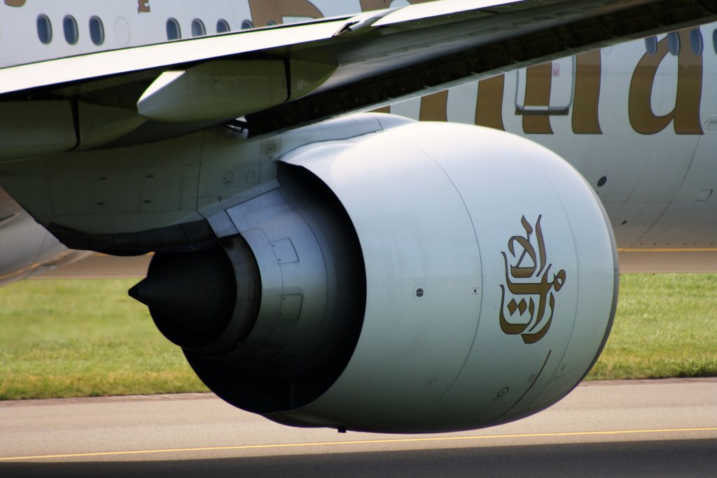 Emirates,A6-EBU,Boeing 777-31H(ER),26.08.2011,HAM-EDDH,Hamburg,Germany (im Bild Turbine GE GE90-115B)