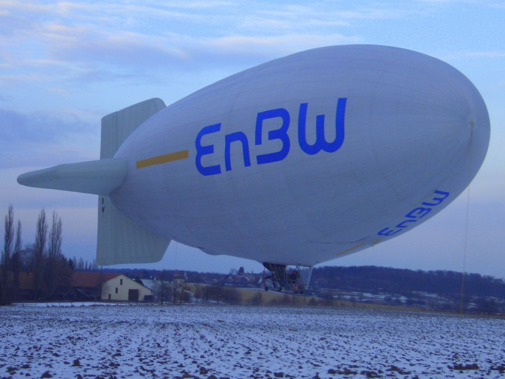 EnBW - Energie Baden-Wrttemberg
Blimb
Landung nach einem Werbeflug in einem Karlsruher Stadtteil am 12. Februar 2006
