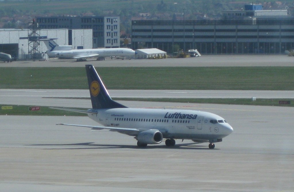 Endlich da! 
Nach einem 40-minten Flug von Frankfurt aus rollt diese 737-500 der Lufthansa ans Terminal in Stuttgart am 24.04.2010