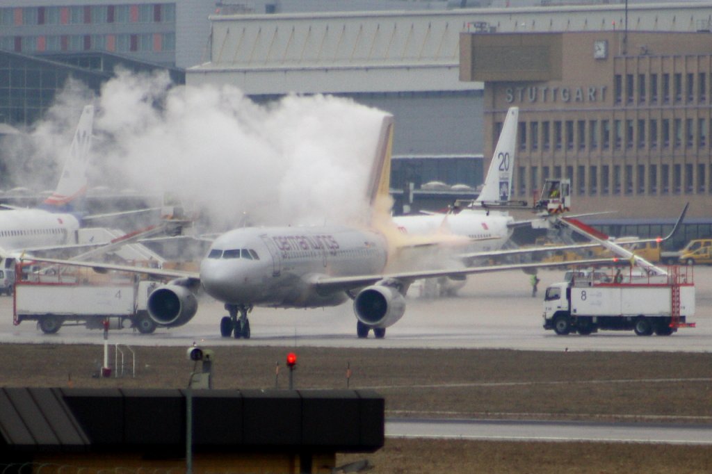 Enteisung des Germanwings-Airbus A319-112 D-AKNU auf dem Flughafen Stuttgart am 6. Mrz 2011 