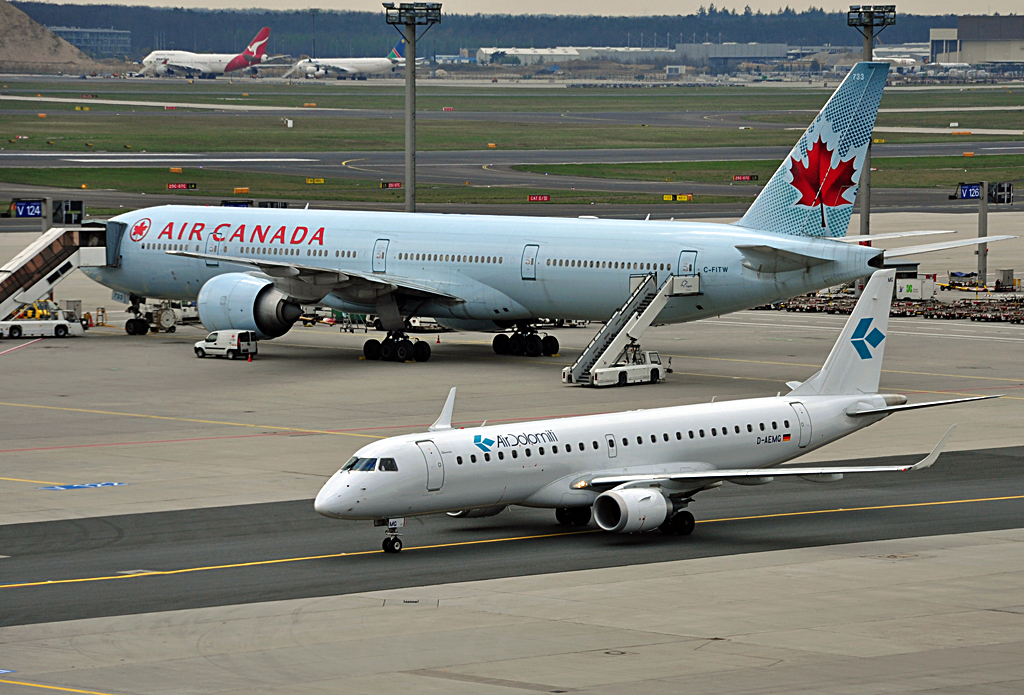 ERJ 190-100LR der Air Dolomiti, D-AEMG und B 777 der Air Canada im Hintergrund - FRA 14.04.2012