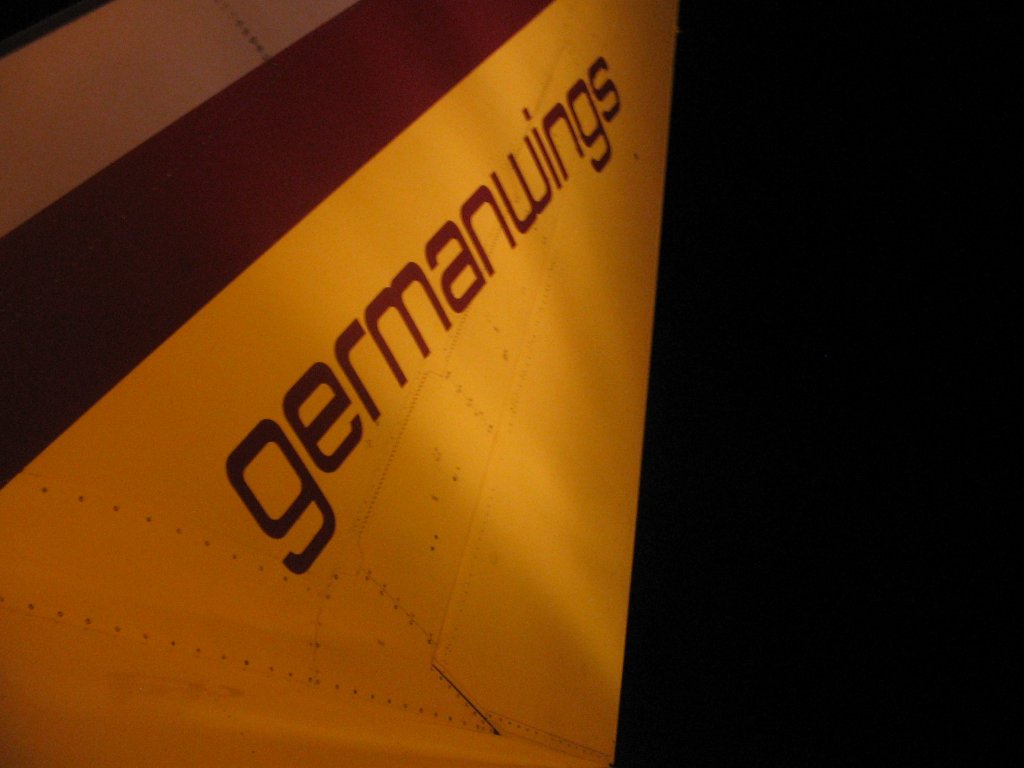Erleuchtetes Seitenruder eines Germanwings-Airbus A319-100
Dieses Foto wurde in Berlin-Schnefeld am 11.09.2009 um genau 21.32 Uhr gemacht.