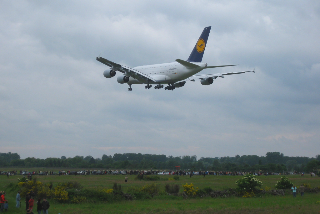 Es ist schon etwas Besonderes, wenn 500 Tonnen ber einen drber fliegen: Der erste Airbus A380-841 der Lufthansa mit Kennung D-AIMA bei seinem ersten Flugtraining in Baden-Wrttemberg auf dem Flughafen Karlsruhe/Baden-Baden, inclusive neugierige Zaungste.




Datum: 31. Mai 2010