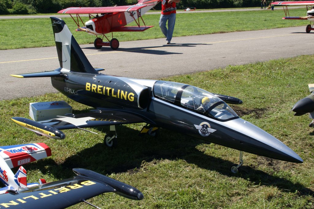ES-YLX, Aero L-39 Albatros (Breitling Jet Team # 1), 40-Jahre Jubilums-Airmeeting des DMFV (Deutscher Modellflieger Verband) auf dem Flugplatz der Fa.  GROB AIRCRAFT  am 07.07.2012