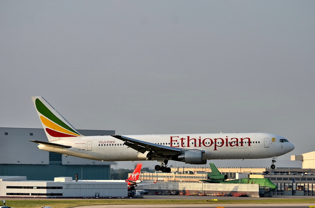 Ethiopian Airlines, ET-ANU, Boeing 767-300/ER. Gut, dass es um 7 Uhr morgens im Juli schon hell ist und auch die Sonne scheint, was in London ja nicht alltglich ist. 31.7.2011