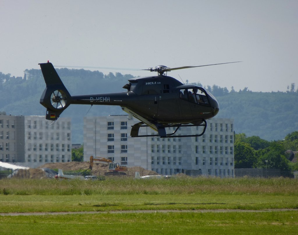 Eurocopter EC-120 Colibri, bei Rundflgen am Tag der Offenen Tr am Freiburger Flugplatz, Juni 2013