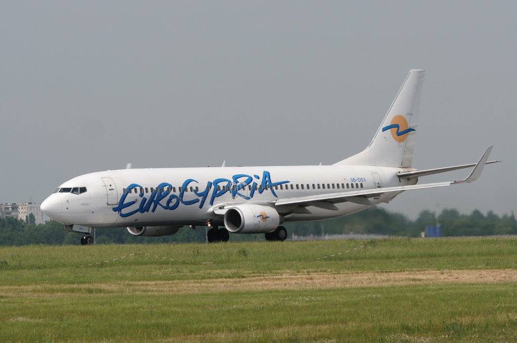Eurocypria B 737-8Q8 5B-DBX kurz vor dem Start in Berlin-Schnefeld am 10.06.2010