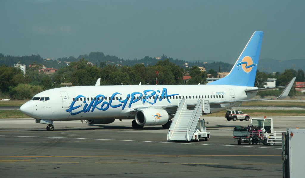 Eurocypria B 737-8Q8(WL) 5B-DBV am 20.07.2010 auf dem Flughafen von Korfu