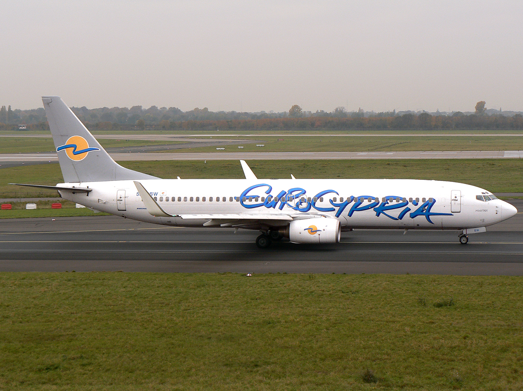Eurocypria B737-800 5B-DBW auf dem Taxiway zur 23L in DUS / EDDL / Dsseldorf am 01.11.2007