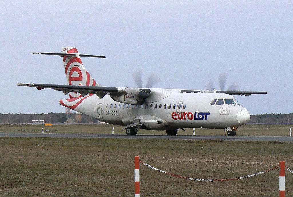 EuroLot ATR 42 SP-EDC am frhen Morgen des 27.02.2010 auf dem Flughafen Berlin-Tegel