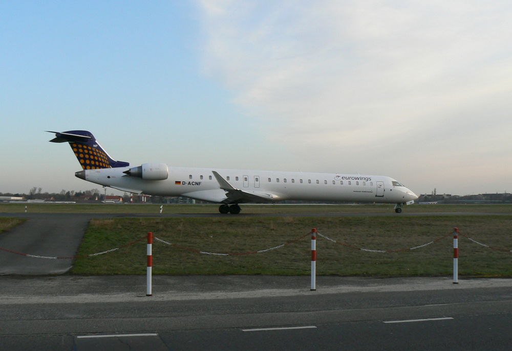 Eurowings Canadair Regjet CRJ900LR D-ACNF am frhen Morgen des 02.04.2010 auf dem Flughafen Berlin-Tegel