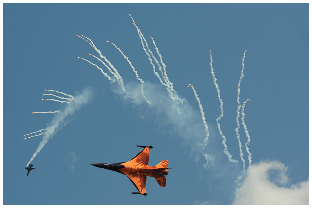 F-16 AM Fighting Falcon der belgischen und hollndischen Luftwaffe, wobei die belgische Maschine ihr Display am Vormittag flog, die hollndische am Nachmittag ;-)