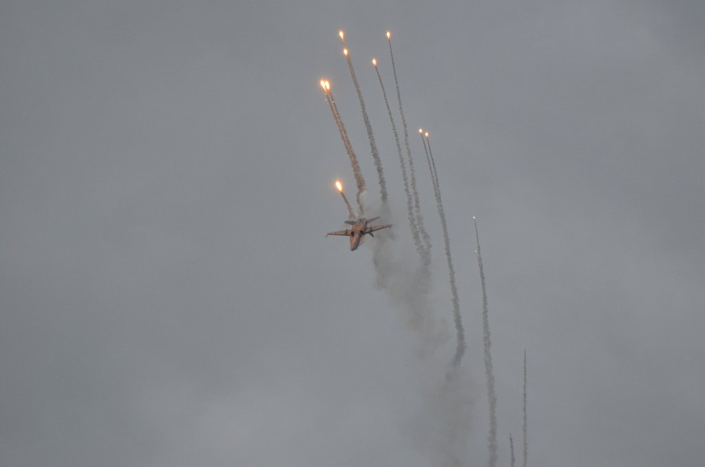 F-18 Hornet im Looping beim Aussto von Flares auf der ILA Berlin am 15.09.12