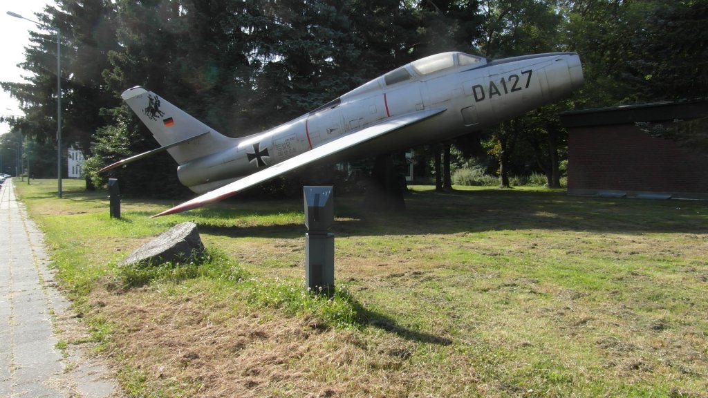 F84 Thunderstreak vor dem Offiziersheim in Kerpen.3.Juli 2012.
