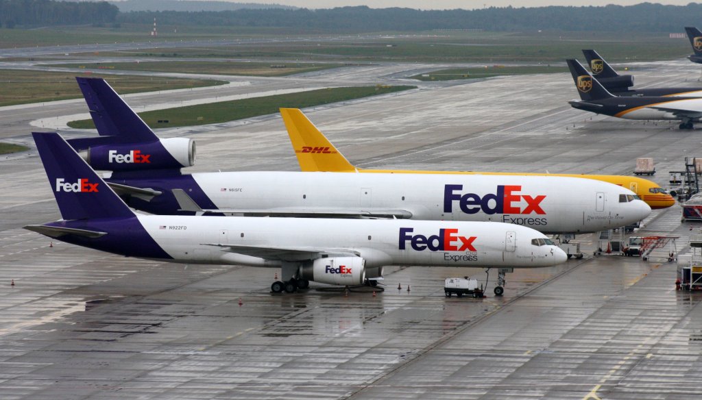 Federal Express(FedEx),N922FD,(c/n24293),Boeing 757-23A(SF),24.09.2012,CGN-EDDK,Kln-Bonn,Germany (hinten FedEx,N615FE,(c/n48767),McDonnell Douglas MD-11F)