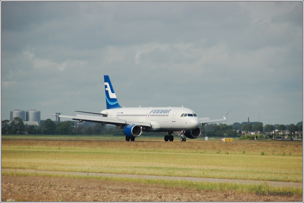 Finnair Airbus A320-214 OH-LXD nach der Landung auf der Polderbaan (18R) des Flughafens Schiphol Amsterdam am 13. Juni 2011.