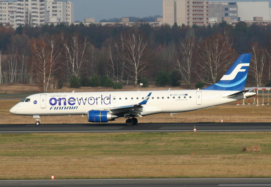 Finnair Embraer 190 OH-LKN   One World   nach der Landung in Berlin-Tegel am 21.11.2009