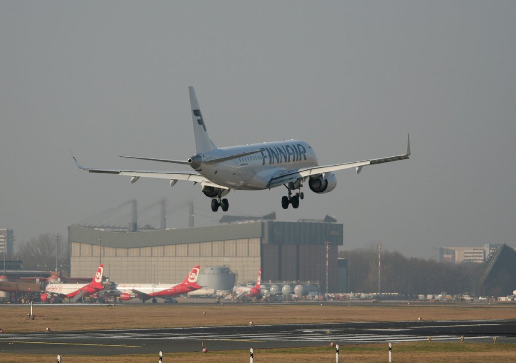 Finnair Embraer ERJ-190-100LR OH-LKK kurz vor der Landung in Berlin-Tegel am 17.03.2012