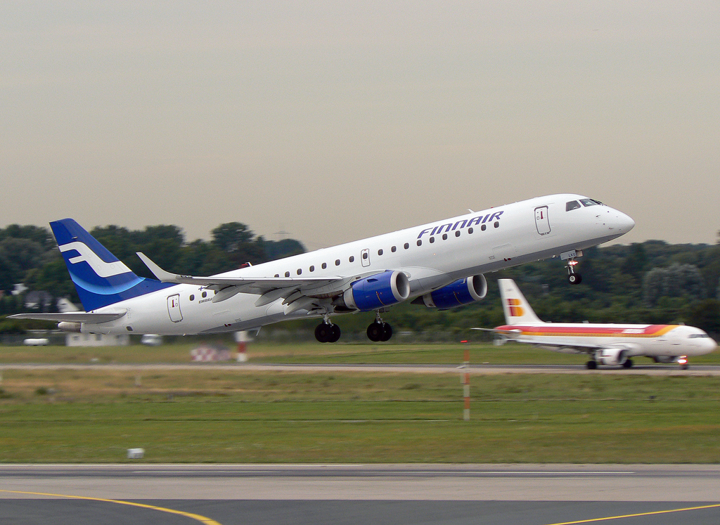Finnair ERJ-190 OH-LKG beim Takeoff auf 05R und Iberia A-320 beim Verlassen der 05L in DUS / EDDL / Düsseldorf am 23.07.2007
