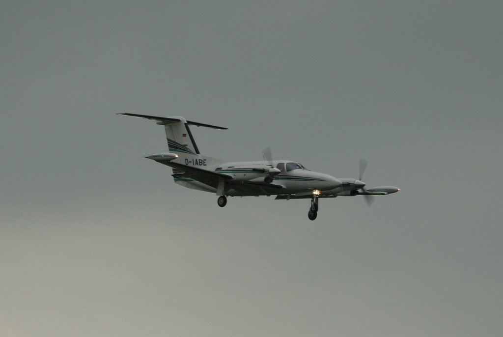 Finow Air Sevice Piper PA-42 Cheyenne III D-IABE kurz vor der Landung in Berlin-Tegel am 09.07.2011