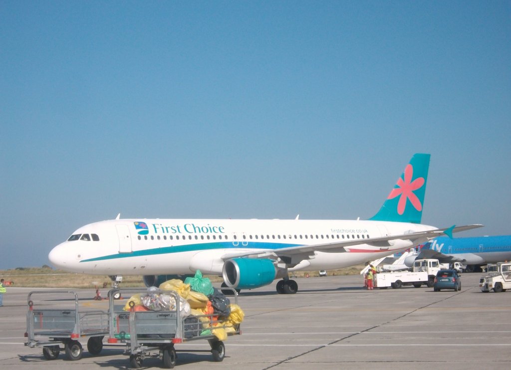 FIRST CHOICE AIRBUS A320 im Oktober 2011 in RHO