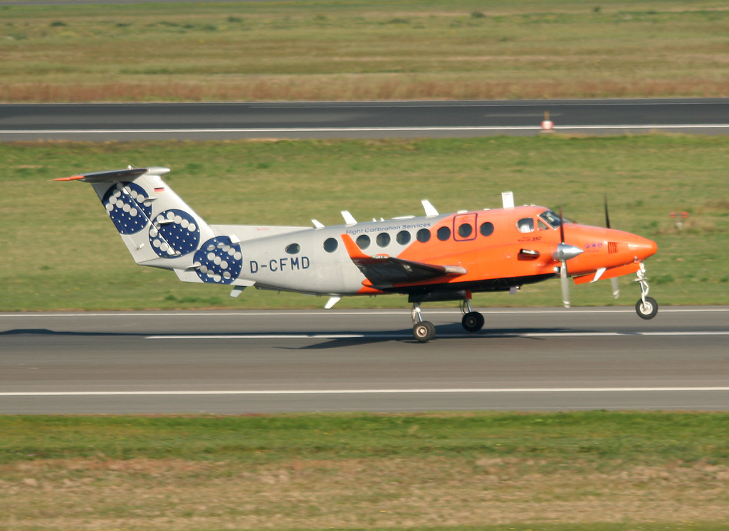 Flight Calibration Service Beech B 300 Super King Air 350 D-CFMD beim Start in Berlin-Tegel am 01.10.2011