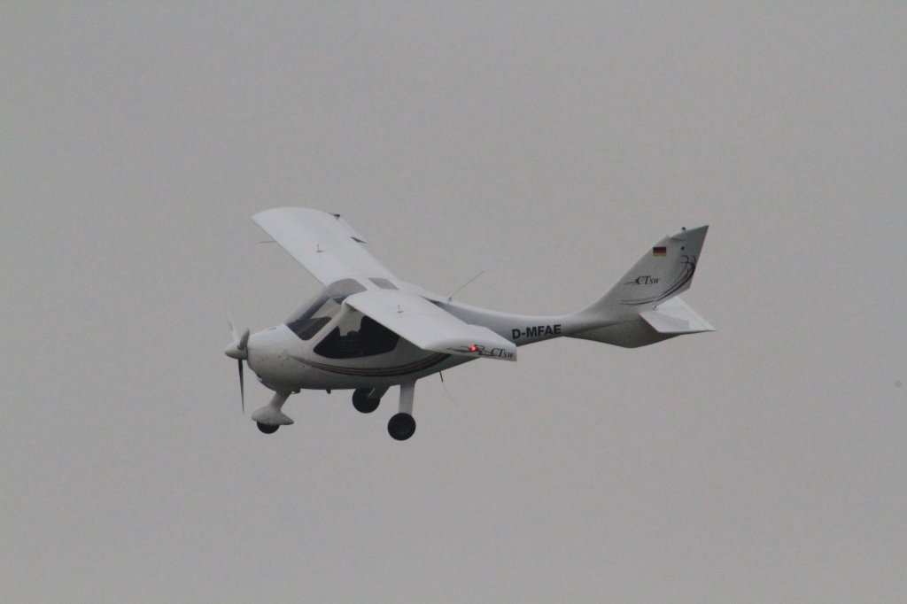 Flight Design CT-SW war im simulierten Landeanflug ber einem Feld bei Murrhardt-Kchersberg am 26.3.2011.