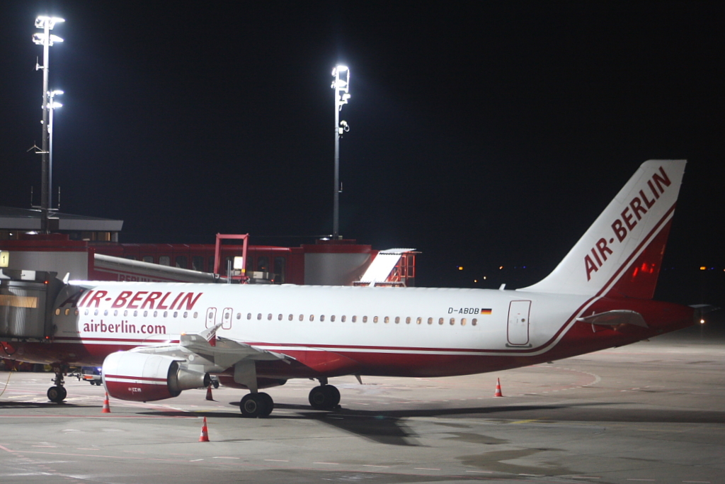 Flughafen Berlin-Tegel mit Air Berlin-Airbus (18.08.10)
