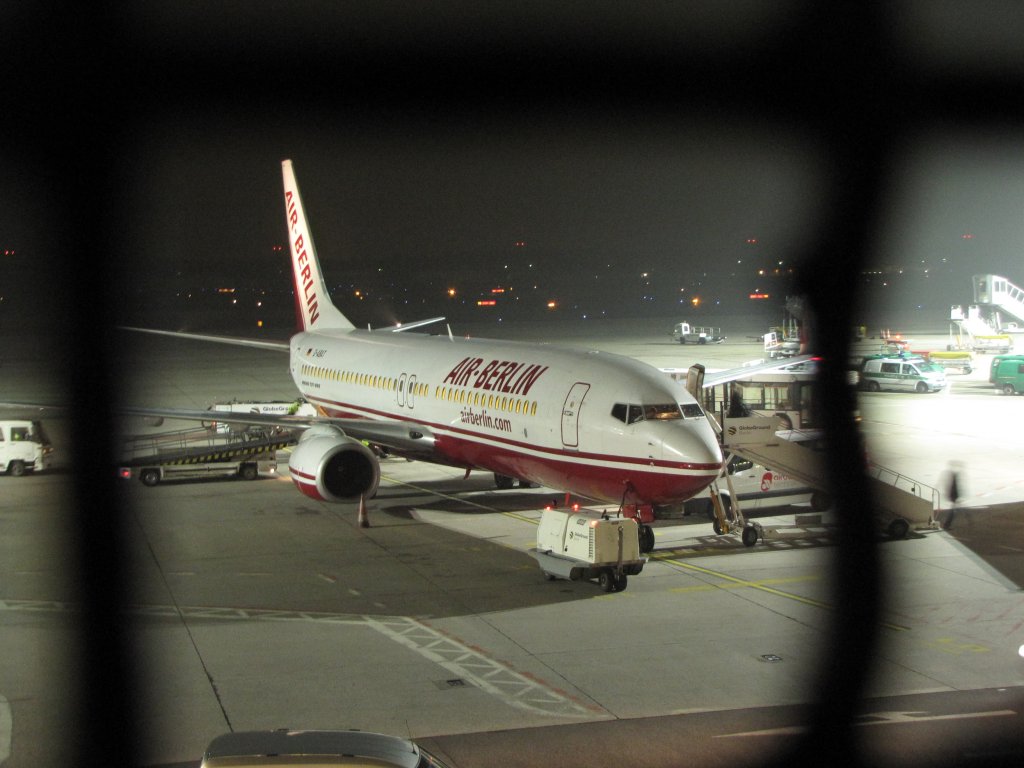 Flughafen Berlin Tegel im Oktober 2009 ,der Zaun neben dem Tower ist recht eng aber dafr hat es gereicht.