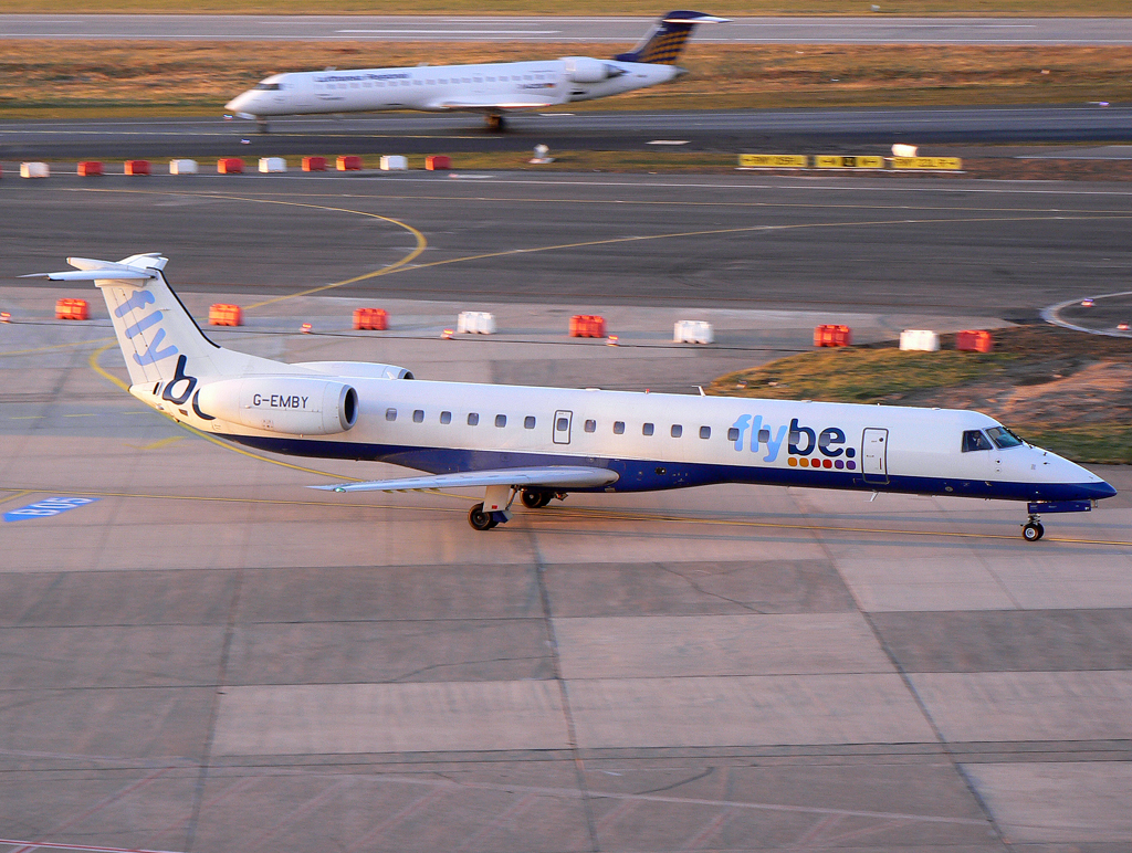 Fly Be ERJ-145 G-EMBY auf dem Taxiway zur 23L in DUS / EDDL / Düsseldorf am 28.12.2007