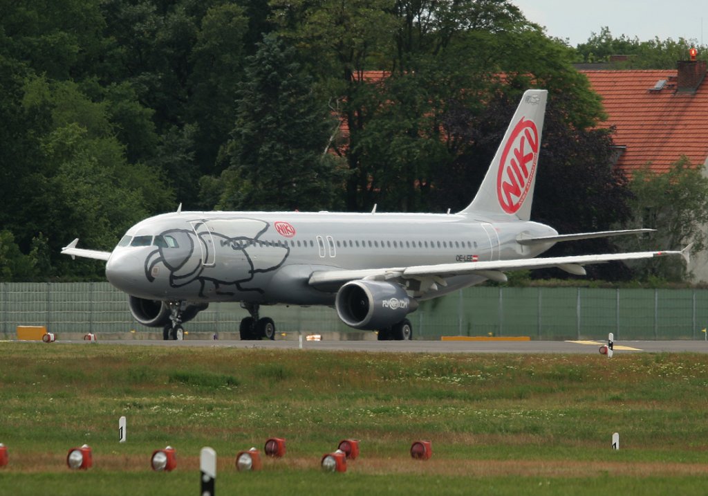 Fly Niki A 320-214 OE-LEE auf dem Weg zum Start in Berlin-Tegel am 27.05.2011