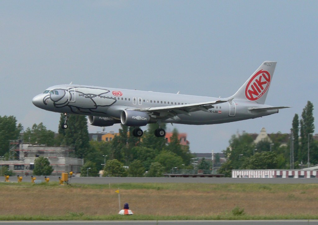 Fly Niki A 320-214 OE-LEE kurz vor der Landung in Berlin-Tegel am 27.05.2011