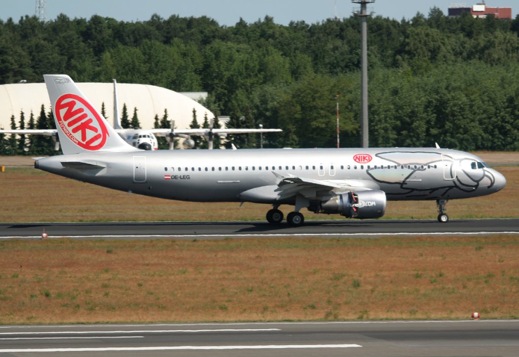 Fly Niki A 320-214 OE-LEG nach der Landung in Berlin-Tegel am 02.06.2011