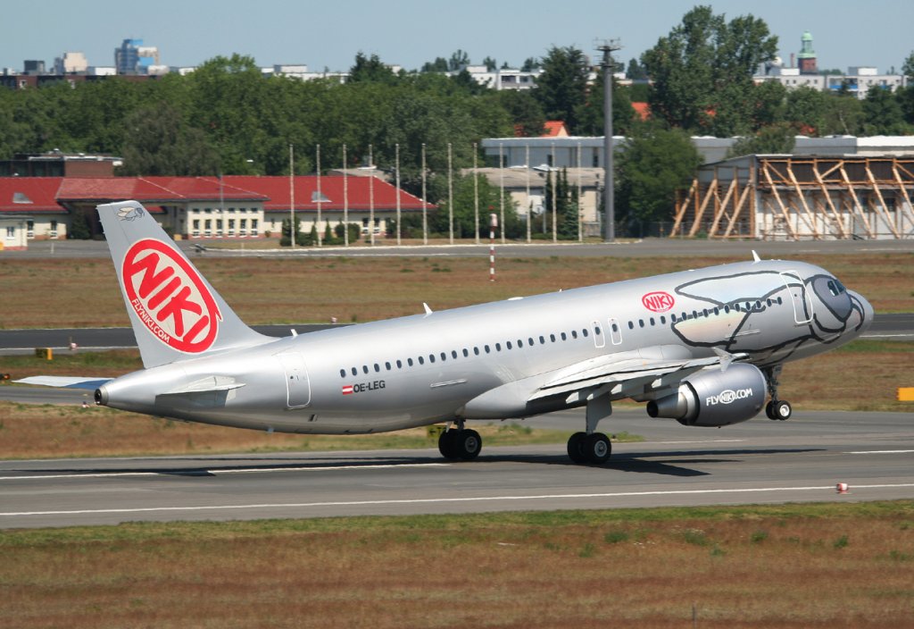 Fly Niki A 320-214 OE-LEG beim Start in Berlin-Tegel am 02.06.2011