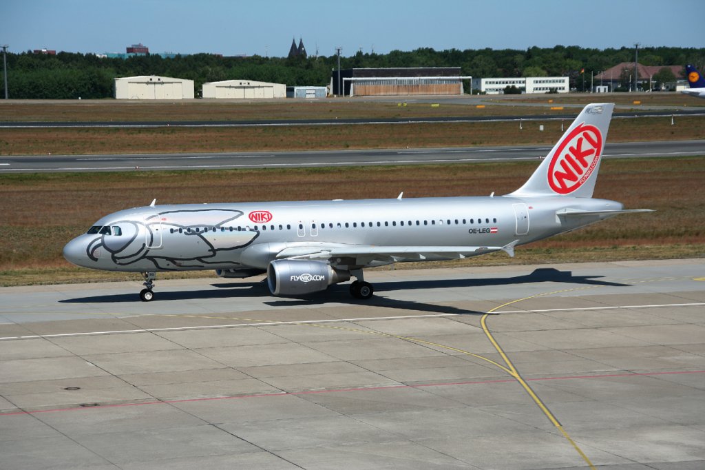 Fly Niki A 320-214 OE-LEG auf dem Weg zum Start in Berlin-Tegel am 02.06.2011