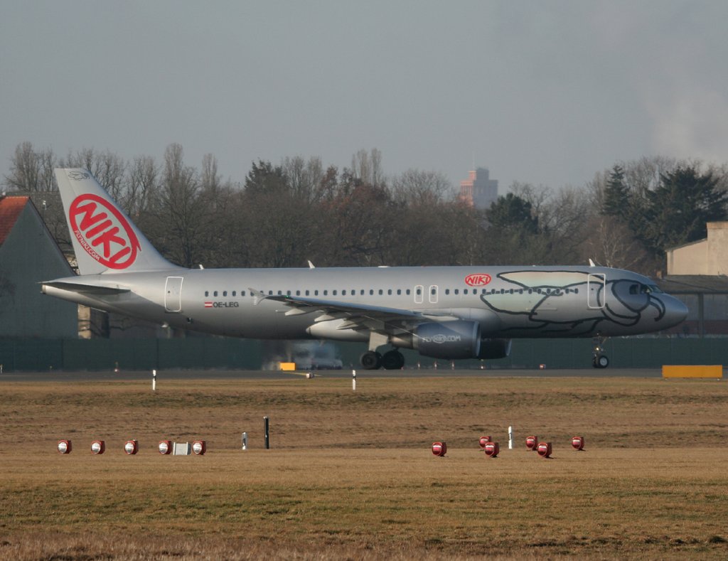 Fly Niki A 320-214 OE-LEG kurz vor dem Start in Berlin-Tegel am 09.03.2012