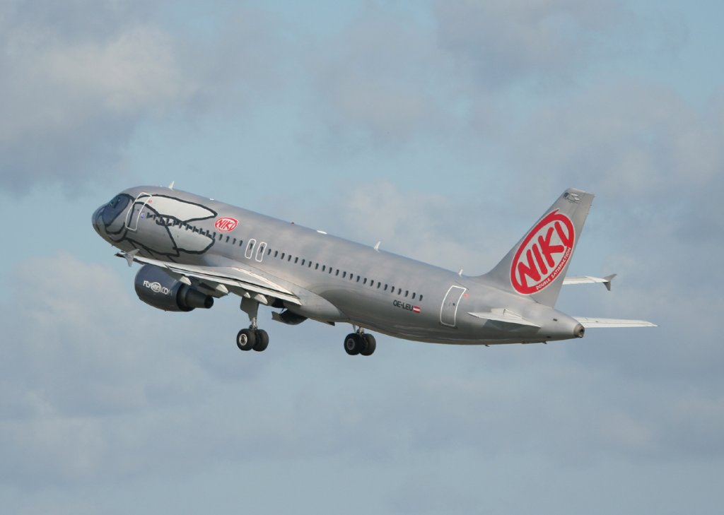 Fly Niki A 320-214 OE-LEU beim Start in Berlin-Tegel am 17.05.2012