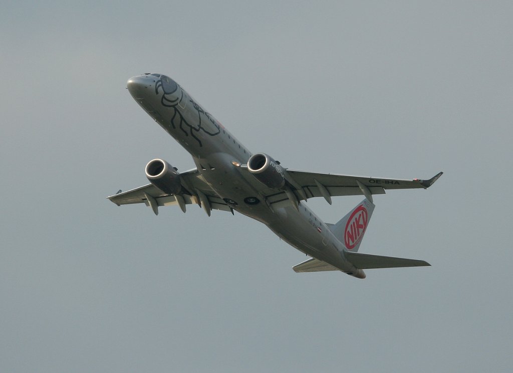 Fly Niki Embraer ERJ-190-100LR OE-IHA kurz nach dem Start in Berlin-Tegel am 17.09.2011