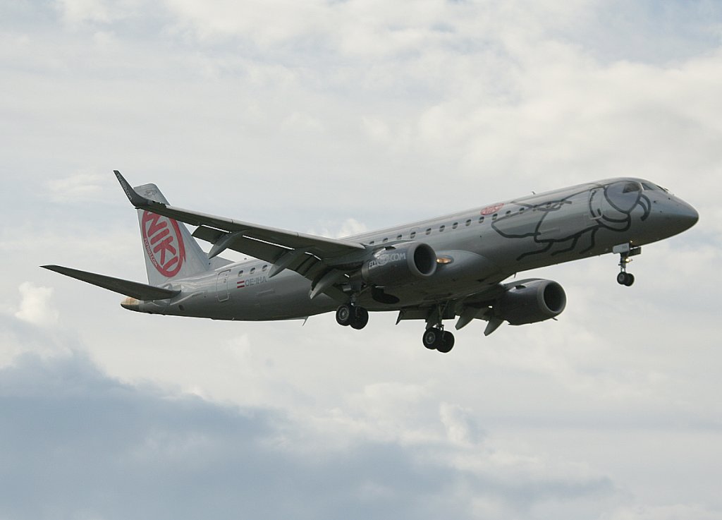 Fly Niki Embraer ERJ-190-100LR OE-IHA kurz vor der Landung in Berlin-Tegel am 09.06.2012
