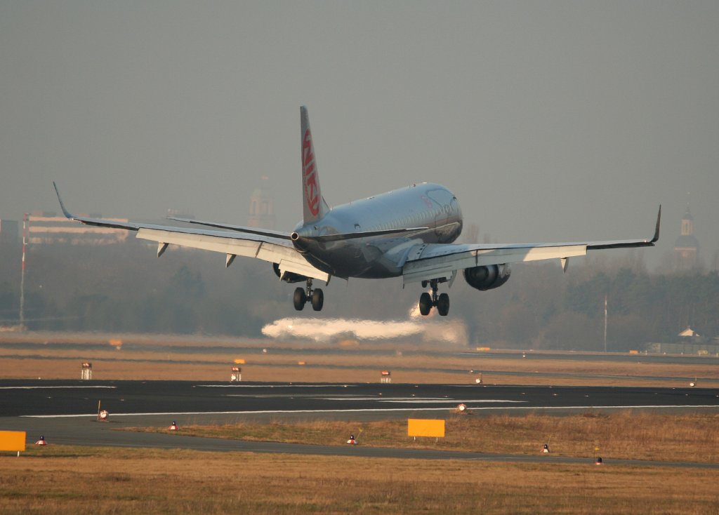 Fly Niki Embraer ERJ-190-100LR OE-IHF kurz vor der Landung in Berlin-Tegel am 17.03.2012