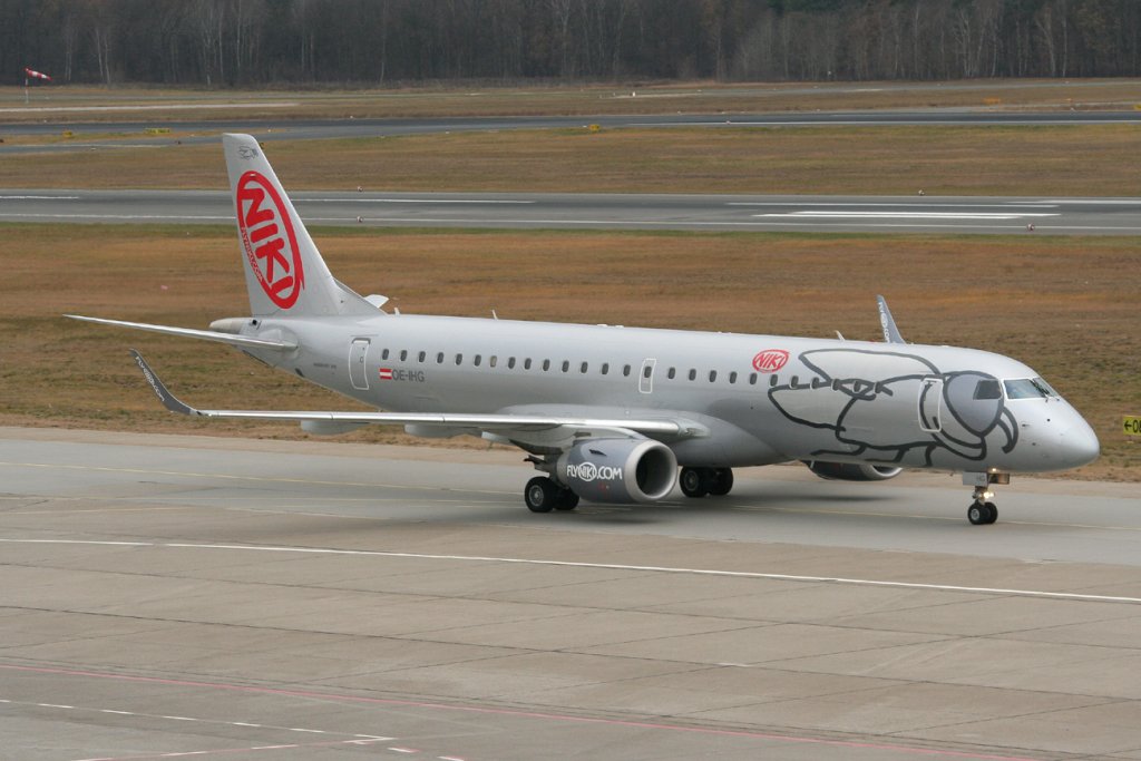 Fly Niki Embraer ERJ-190-100LR OE-IHG bei der Ankunft in Berlin-Tegel am 27.11.2011