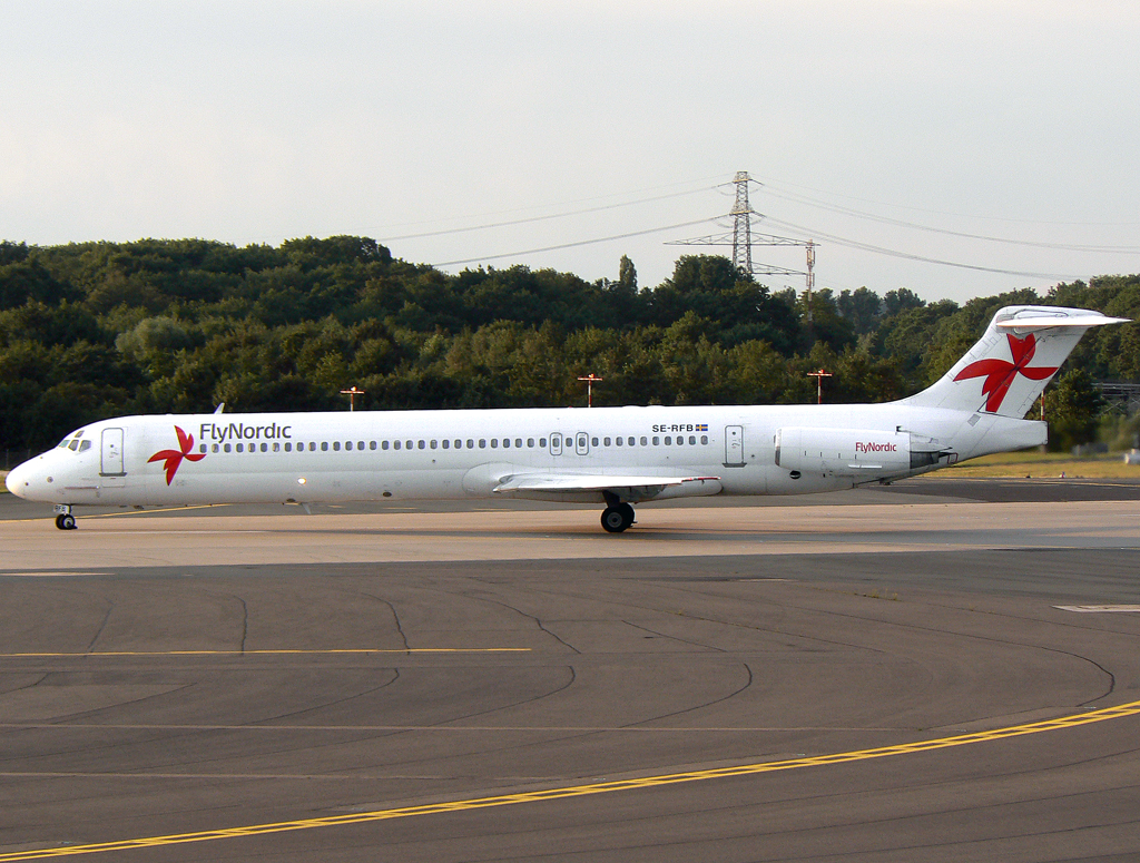 Fly Nordic MD-83 SE-RFB beim Line up auf 23L in DUS / EDDL / Düsseldorf am 22.07.2007
