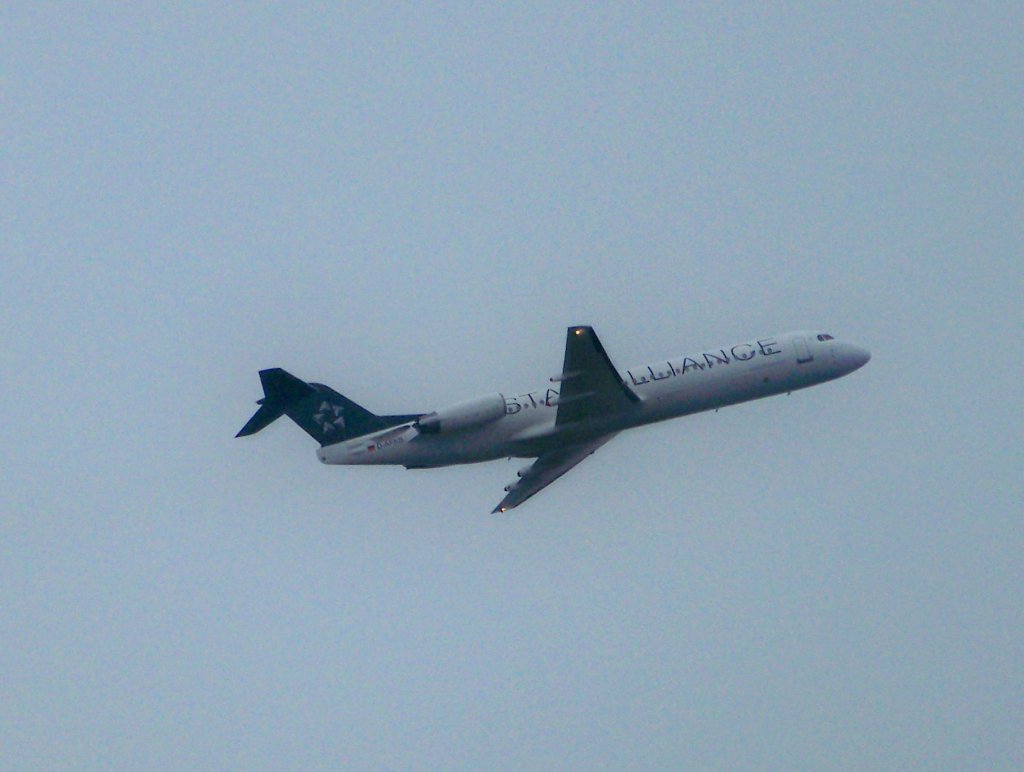 Fokker 100, D-AFKB, Contact Air beim Start auf dem Hamburger Flughafen. Aufgenommen am 09.10.09.