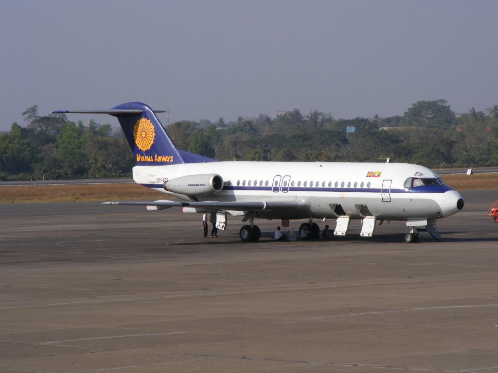 FOKKER 100 (F-28-0100) XY-AGB von MYANMA AIRWAYS auf dem Airport Yangon (RGN)in Myanmar(Burma)am 20.1.2012