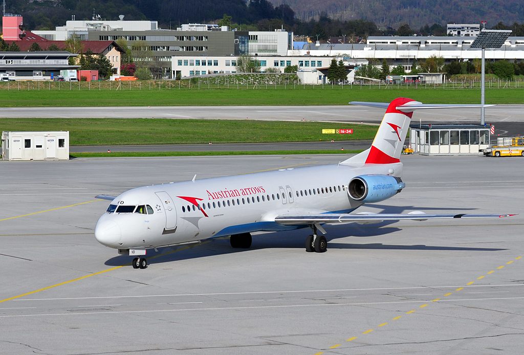 Fokker 100 OE-LVD der Austrian Arrows kurz vor der Parkposition am Flughafen Salzburg - 26.04.2012